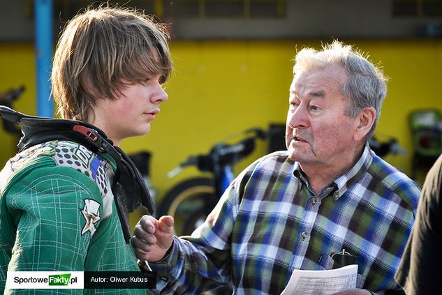 Legenda opolskiego speedwaya Marian Spychała udziela rad juniorowi Damianowi Dróżdżowi, którego kibice w plastronie Kolejarza mogą już nie ujrzeć