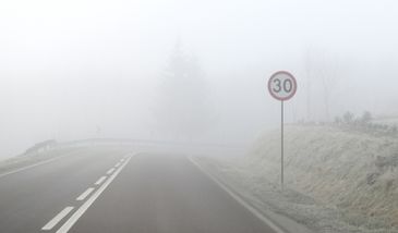 IMGW ostrzega. Gęste mgły w kilku województwach