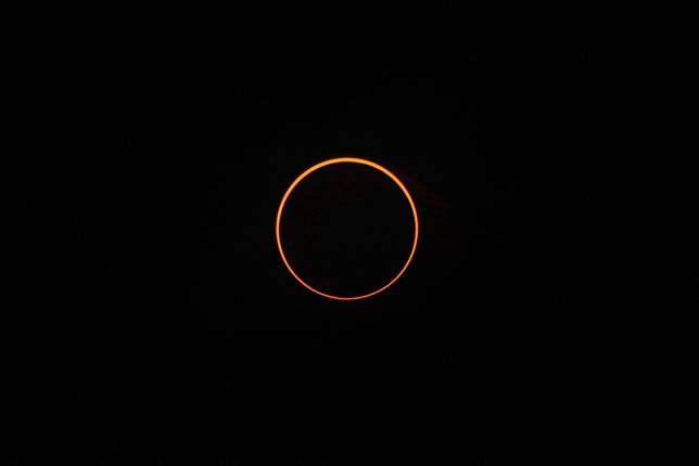 Zaćmienie Słońca 2021. Na zdjęciu zaćmienie Słońca w Indonezji. Zjawisko było widoczne 26 grudnia 2019 roku