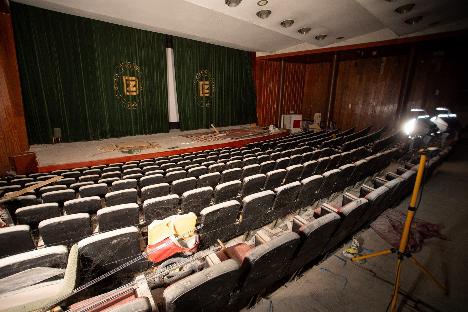 Kino Milenium w Słupsku od środka po 15 latach od zamknięcia