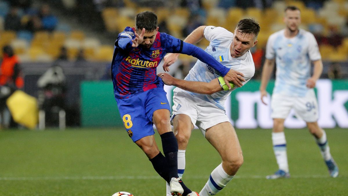 Jordi Alba w walce o piłkę z Sergiejem Sydorczukiem