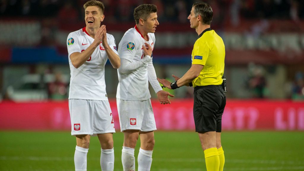 Krzysztof Piątek i Robert Lewandowski rozmawiają z sędzią podczas meczu eliminacji do Euro 2020