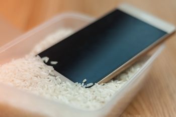 Zalany telefon do ryżu? Eksperci mówią jasno