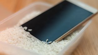 Zalany telefon do ryżu? Eksperci mówią jasno