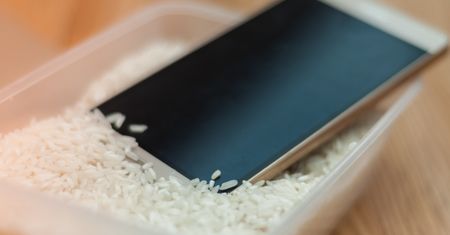 Zalany telefon do ryżu? Eksperci mówią jasno