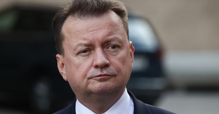 Błaszczak za Kaczyńskiego? "Chciał pogłaskać ulubieńca"