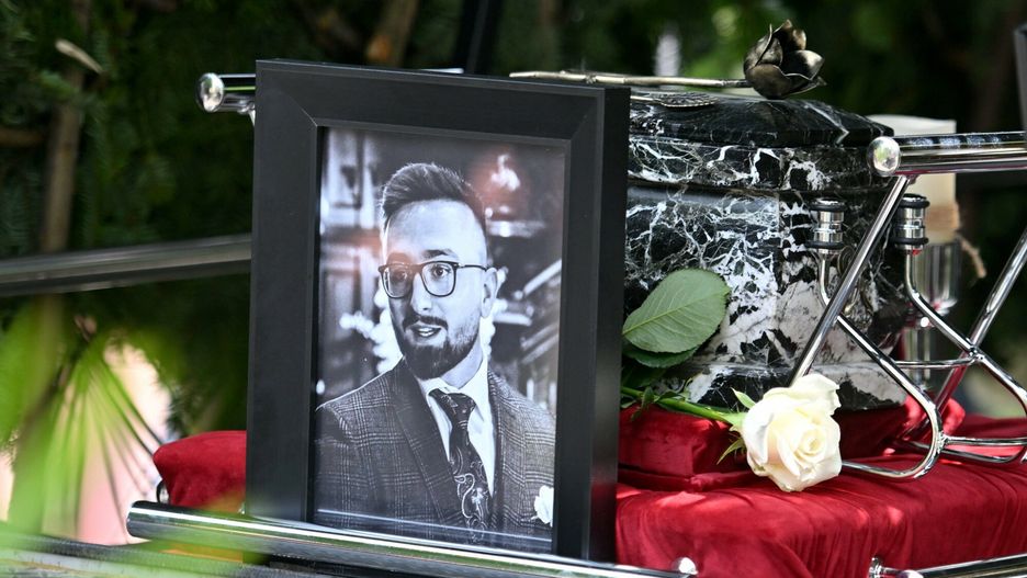 Pogrzeb Patryka Perettiego w Krakowie
Fot. Artur Barbarowski/East News Krakow 21.07.2023. Na cmentarzu grebalowskim w Krakowie Nowej Hucie odbyl sie pogrzeb Patryka Peretti. Patryk Peretti (24 l.) zginal w tragiczmym wypadku samochodowym razem z trzema innymi osobami. Samochod ktory prowadzil, Renault Megane RS Sport o mocy okolo 400 KM, wypadl w nocy z drogi i uderzyl w mur okalajacy Bulwar Czerwienski przy Moscie Debnickim. Wszyscy zgineli na miejscu. Prokuratura i policja podaje, ze samochod poruszal sie z co najmniej trzy razy wieksza predkoscia niz dozwolona czyli ponad 120 km/h. Matka Patryka to Sylwia Peretti celebrytka znana miedzy innymi z programu Krolowe Zycia.
Artur Barbarowski