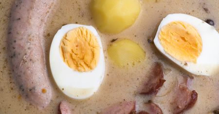 Żurek wyszedł zbyt kwaśny? Nie panikuj. Wypróbuj babciny trik, by go uratować