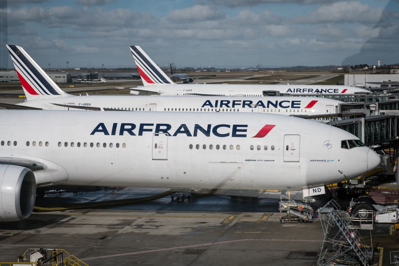 Air France dla pasażerów klasy biznes i premium economy wprowadziło zestawy podróżne z materiałów z recyklingu