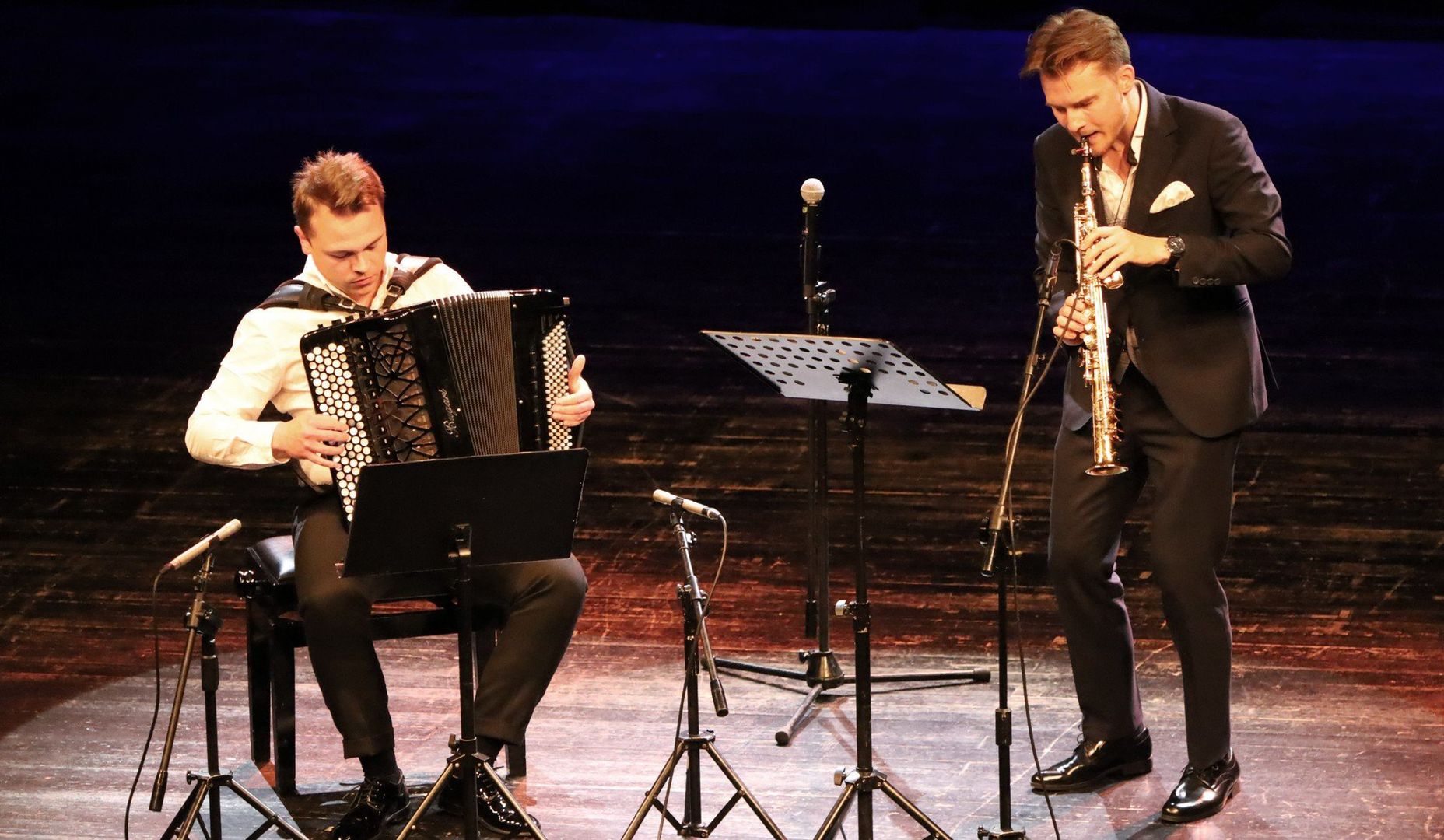 Koncert niedzielny Vivaldi Forever w wykonaniu Muras/Brzezina Duo i wernisaż prac Justyny Gross. Mamy zdjęcia