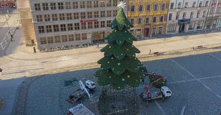 Boże Narodzenie. Wrocław rozbłyśnie w Mikołajki. Świąteczne iluminacje będą cieszyć oko znacznie krócej