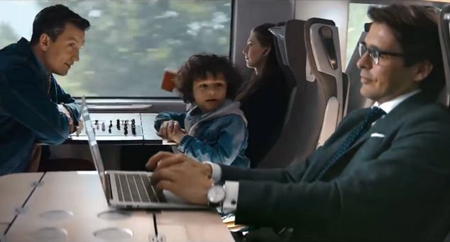 Biznesmen i kierowca autobusu promują podróże służbowe pociągami PKP Intercity (wideo)