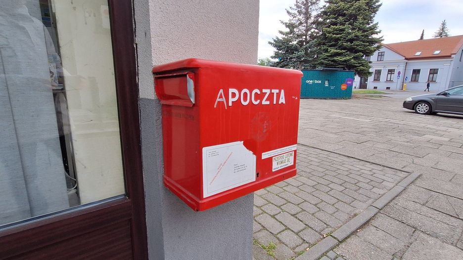 Ostatnie skrzynki na listy zachowały się wyłącznie w placówkach pocztowych na terenie miasta. W całym Tarnowie, wewnątrz i na zewnątrz budynków jest ich już tylko 16