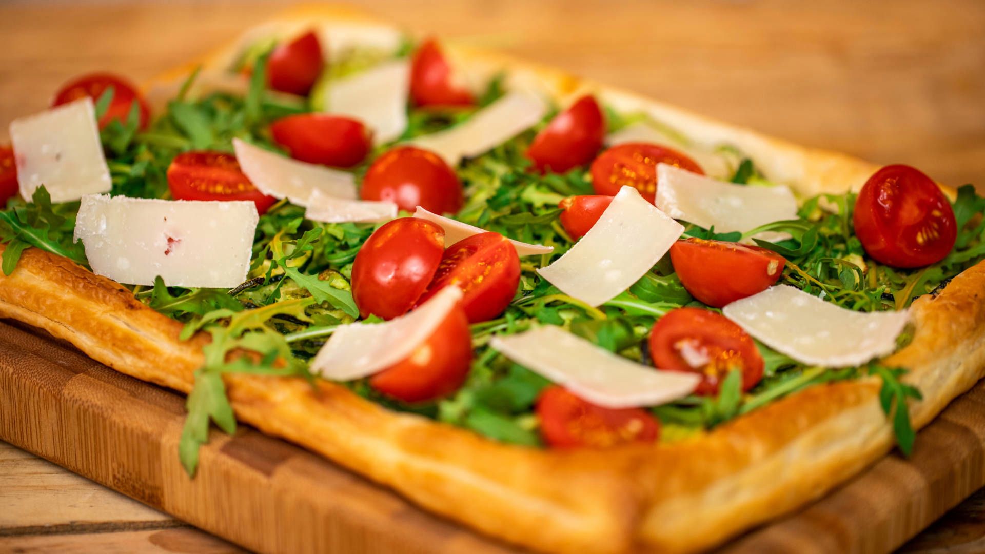 Tarta z ciasta francuskiego z cukinią