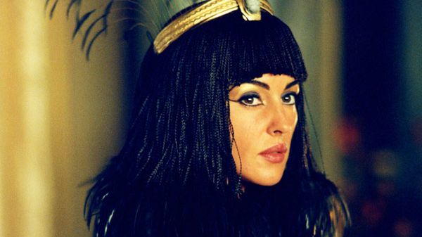 Nazywano ją "nieczystą córką Ptolemeusza", "niezrównaną kusicielką" i "królewską ladacznicą".