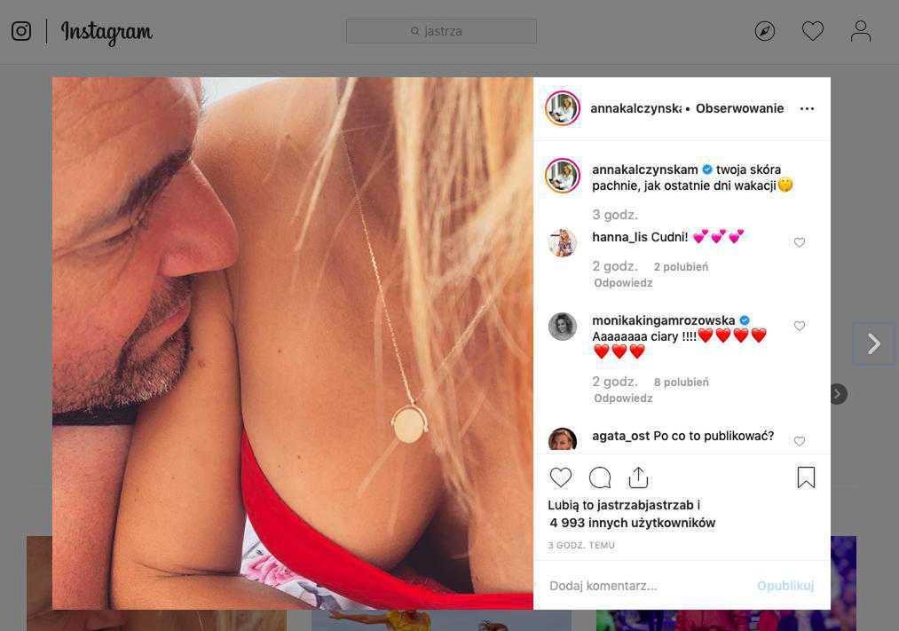Mąż Anny Kalczyńskiej wpatruje się w jej piersi