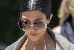 Kourtney Kardashian i piersi na pierwszym planie