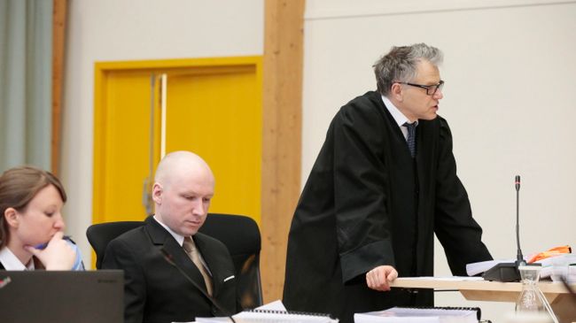 Anders Breivik na sali sądowej