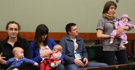 Sejm uchwalił ustawę wprowadzającą roczny urlop po urodzeniu dziecka