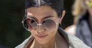 Kourtney Kardashian i piersi na pierwszym planie