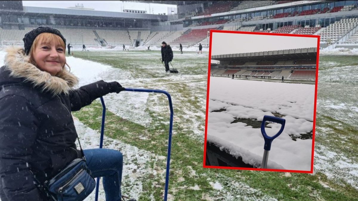 Kibice Cracovii odśnieżają boisko przed meczem PKO Ekstraklasy