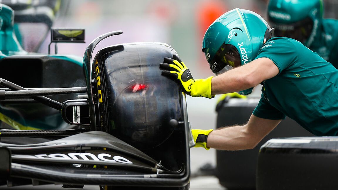Zdjęcie okładkowe artykułu: Materiały prasowe / Pirelli Media / Na zdjęciu: mechanik pracujący podczas pit-stopu