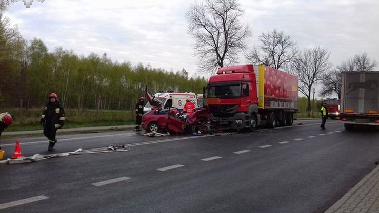 Czołowe zderzenie z ciężarówką. Kierowca hondy nie żyje