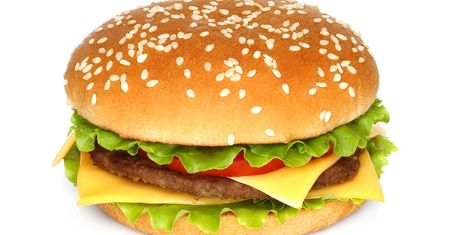 Powiększony hamburger z przyprawami, warzywami i majonezem