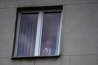 Zamyślony Donald Tusk w oknie prokuratury. Kibicował mu... Mateusz Kijowski (ZDJĘCIA)
