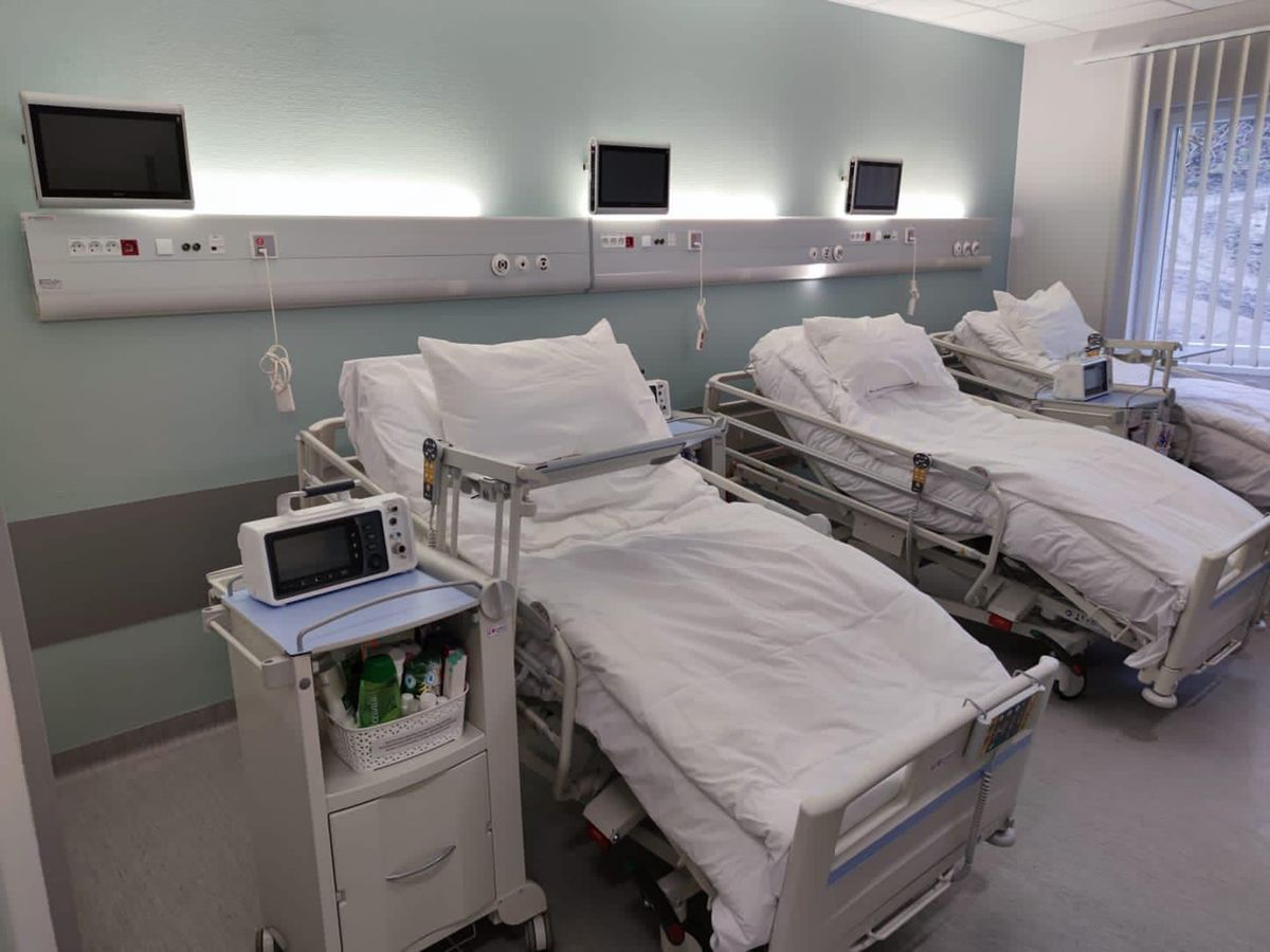 Łóżko szpitalne. Zdjęcie ilustracyjne