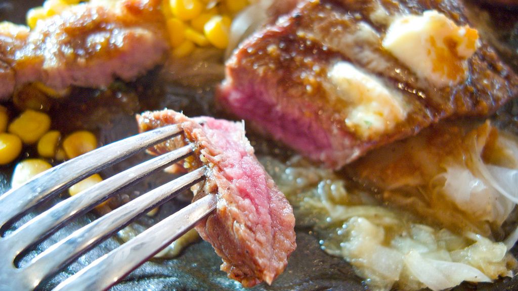 Opiekana wołowina zrazowa górna (steki, mięso i tłuszcz, III klasa mięsa)