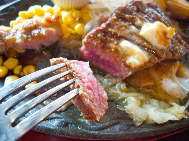 Opiekana wołowina zrazowa górna (steki, mięso i tłuszcz, III klasa mięsa)
