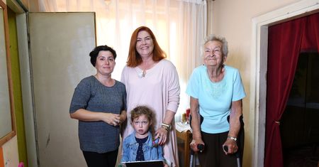 Nie mają na remont. Dom w opłakanym stanie, mąż zmarł