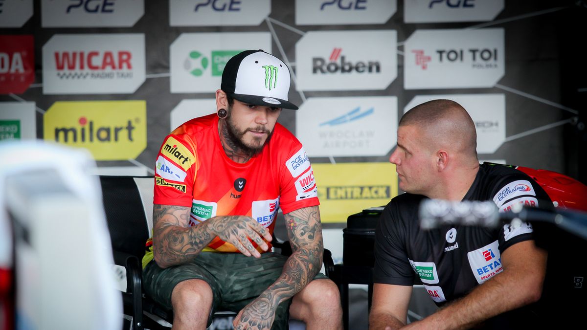 WP SportoweFakty / Katarzyna Łapczyńska / Na zdjęciu: Tai Woffinden (po lewej) w rozmowie z mechanikiem