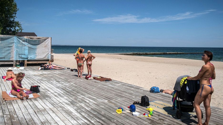 Odessa. "Mimo zagrożenia, wygrywa chęć normalnego życia" - stwierdza Adri Salido z agencji Anadolu w opisie zdjęcia mieszkańców na plaży w obwodzie odeskim.
