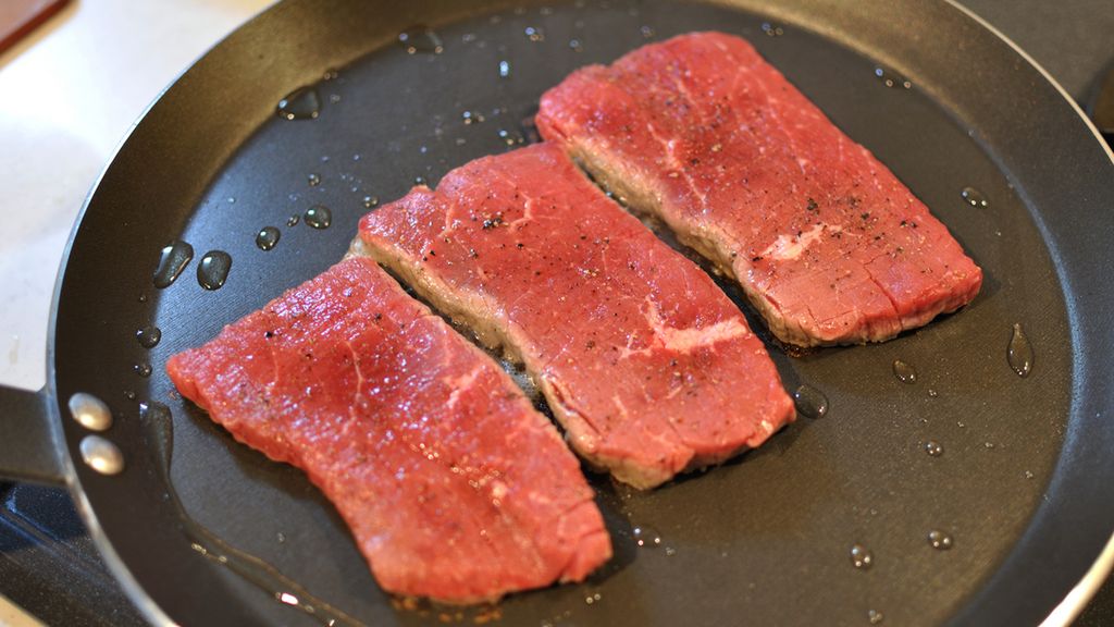 Opiekana wołowina zrazowa górna (steki, mięso i tłuszcz, I klasa mięsa)