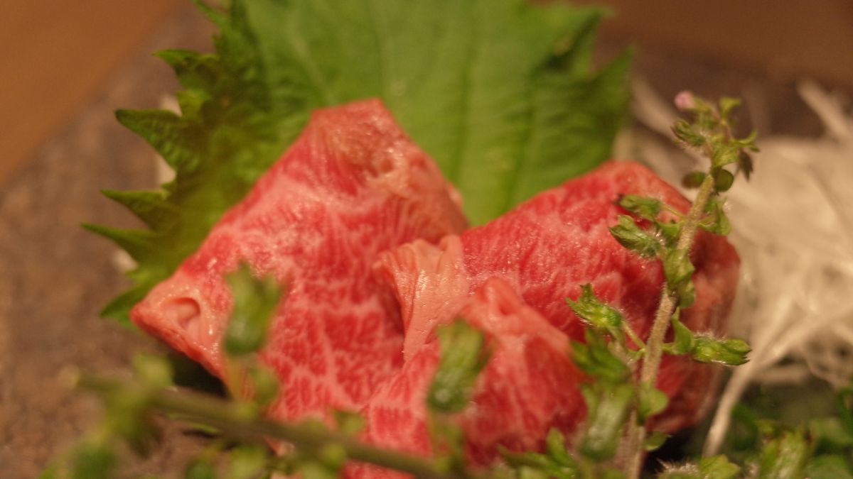 Surowy rostbratel wołowy bez kości (mięso i tłuszcz, III klasa mięsa)