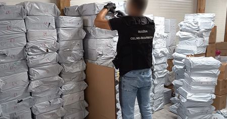 Wielkie odkrycie pod Warszawą. W magazynach towar za miliony