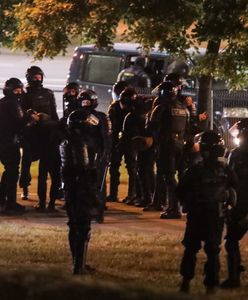 Białoruś. Palą i wyrzucają mundury. Bunt funkcjonariuszy i żołnierzy w sieci