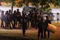 Białoruś. Palą i wyrzucają mundury. Bunt funkcjonariuszy i żołnierzy w sieci