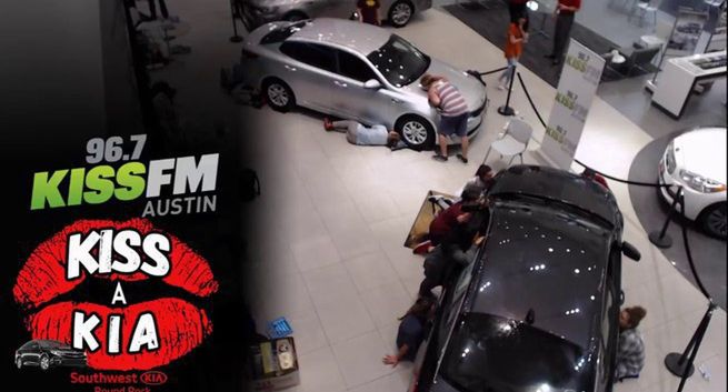 Teksańczycy całują auto, by wygrać samochód w radiowym konkursie