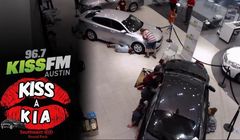 Teksańczycy całują auto, by wygrać samochód w radiowym konkursie