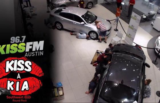 Teksańczycy całują auto, by wygrać samochód w radiowym konkursie