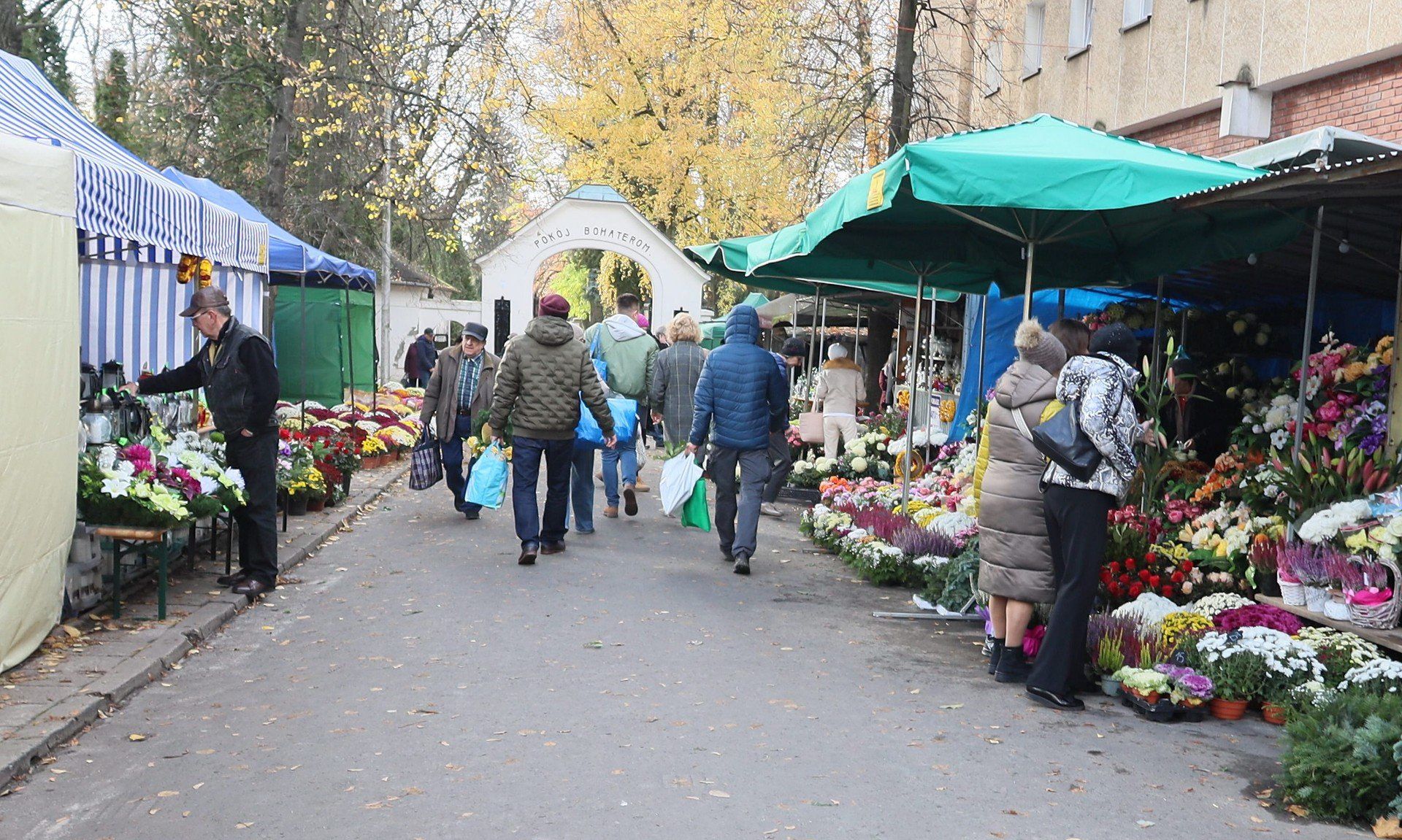 Trwają ostatnie przygotowania przed Wszystkimi Świętymi na cmentarzu przy ulicy Lipowej w Lublinie.