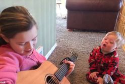 Siostra śpiewa braciszkowi z zespołem Downa. Tak go uczy