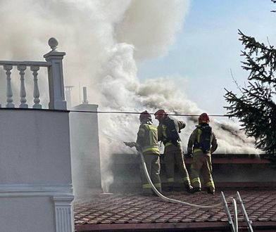 Strażacy walczą z pożarem sali bankietowej w Markach pod Warszawą