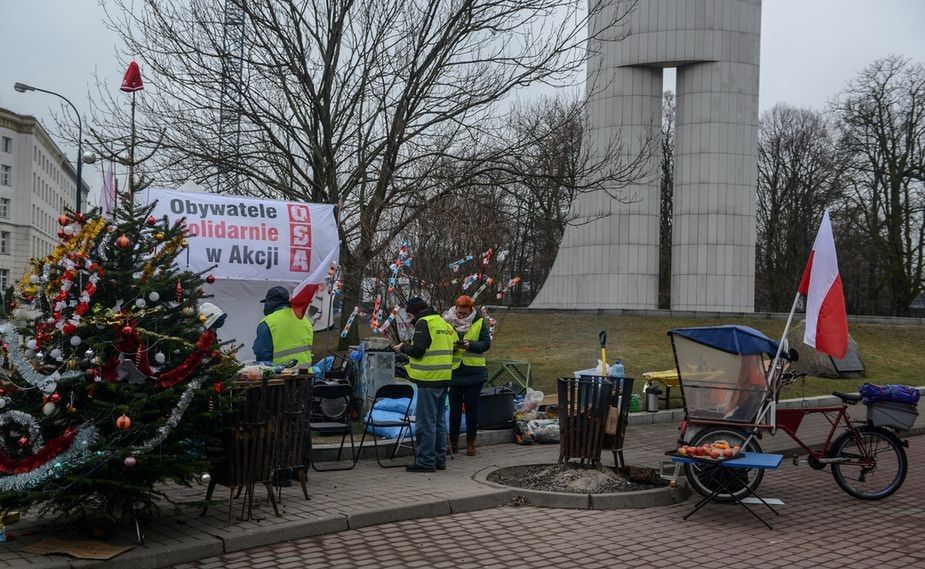 Garstka protestujących pod Sejmem. O północy planują pasterkę