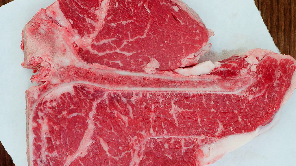 Surowy rostbef wołowy T-bone (mięso i tłuszcz, II klasa mięsa)