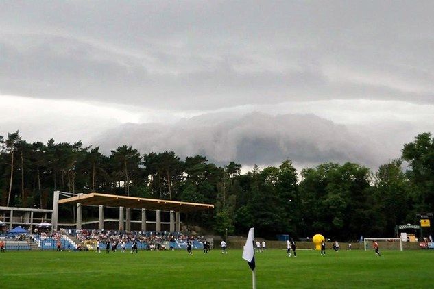 Chmury zebrały się nad stadionem w pierwszej połowie (fot. M. Dorosz)