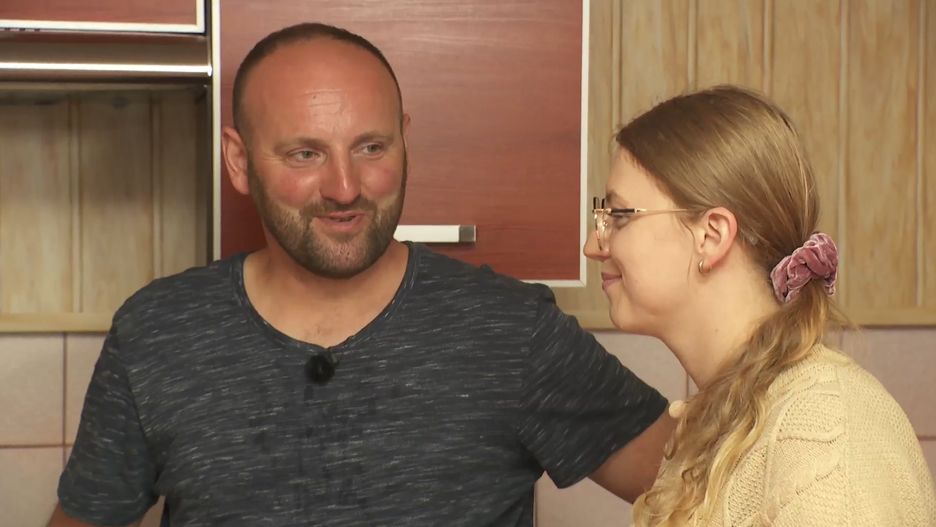 Kasia stara się wzbudzić zainteresowanie rolnika